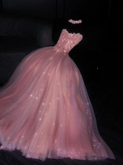 Glitzerndes, trägerloses, langes, pinkfarbenes Ballkleid mit weißen Punkten – ein formelles Abendkleid für den 18. Geburtstag oder als Ballkleid (Modell N735).