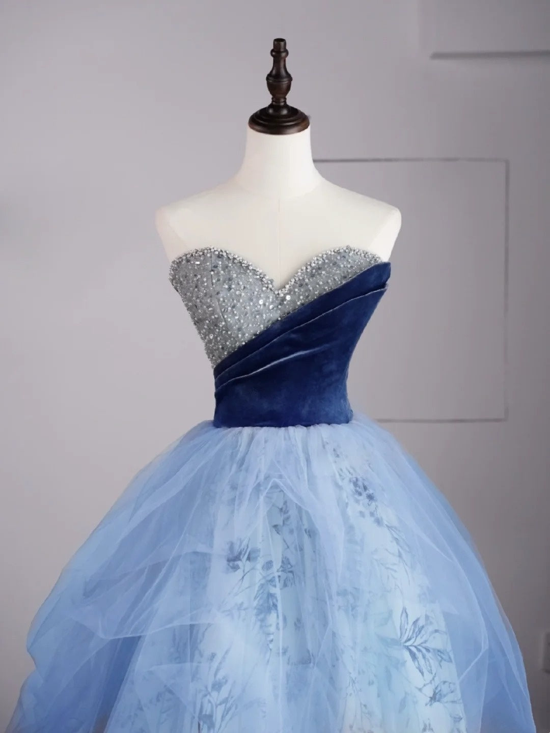 Robe de bal ravissante, bustier cœur en tulle bleu à fleurs, sans manches, avec corsage orné de perles, robe longue de quinceañera, tenue pour un anniversaire de 15 ou 16 ans (N689)