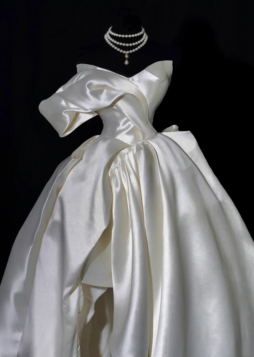 Klassisches Brautkleid, Ballkleid, Herzausschnitt, Satin, asymmetrischer Saum, figurbetontes Brautkleid AB2533