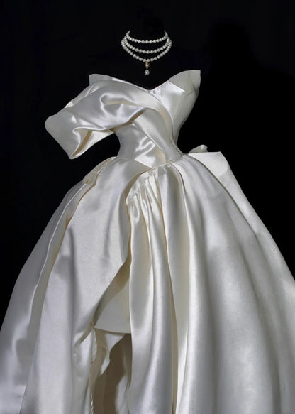 Klassisches Brautkleid, Ballkleid, Herzausschnitt, Satin, asymmetrischer Saum, figurbetontes Brautkleid AB2533