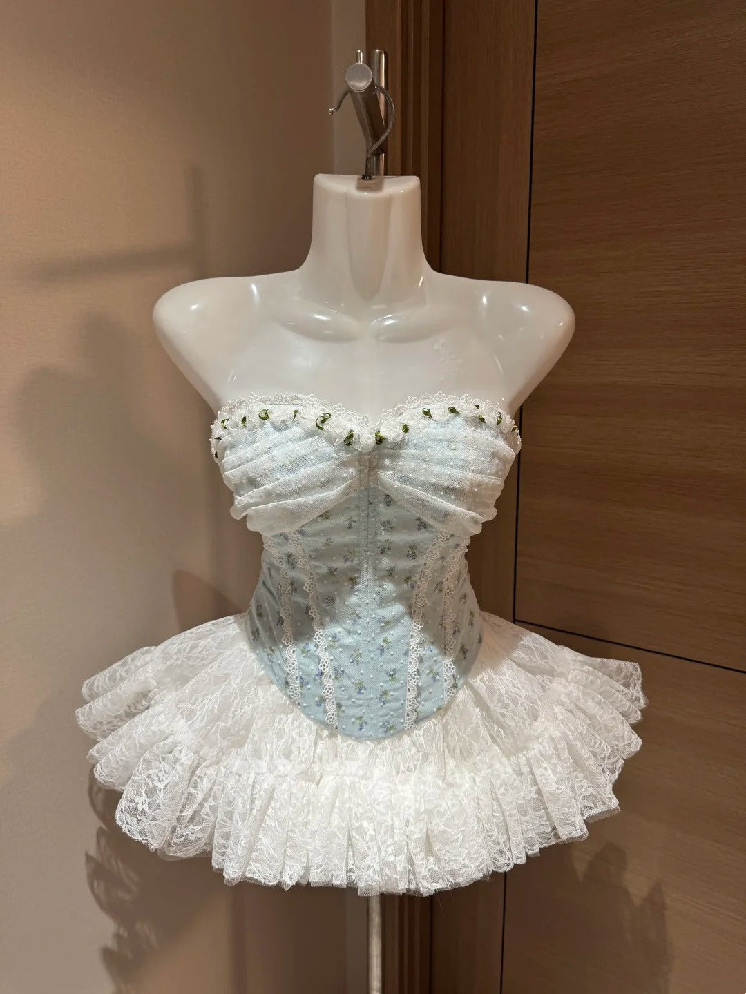 Mignonne robe de bal bustier en dentelle Nuit à Rio Idées tenues d'inspiration pour le bal de promo/anniversaire Robes de bal de fin d'année RB4028