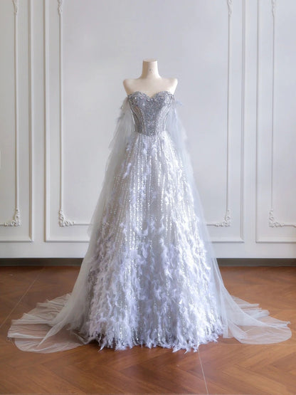 Zeitloses Ballkleid mit Herzausschnitt, silbernen Pailletten, Perlen und Federn – Inspiration für lange Abendkleider und Partykleider N306