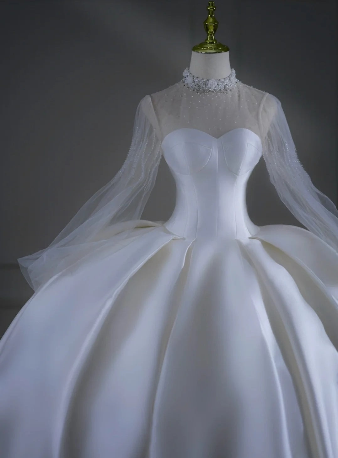 Zeitloses Brautkleid, Ballkleid, hochgeschlossen, Satin, Perlenbesatz, kurze Schleppe, figurbetontes langes Brautkleid AB2521