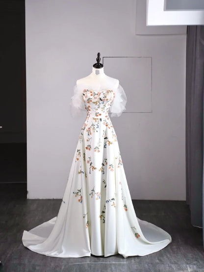 Elegantes, weißes College-Kleid in A-Linie mit herzförmigem Ausschnitt, Blumenmuster und langen Ärmeln – ideal für Teenager, zum Abschlussball oder als Ballkleid (N1172)