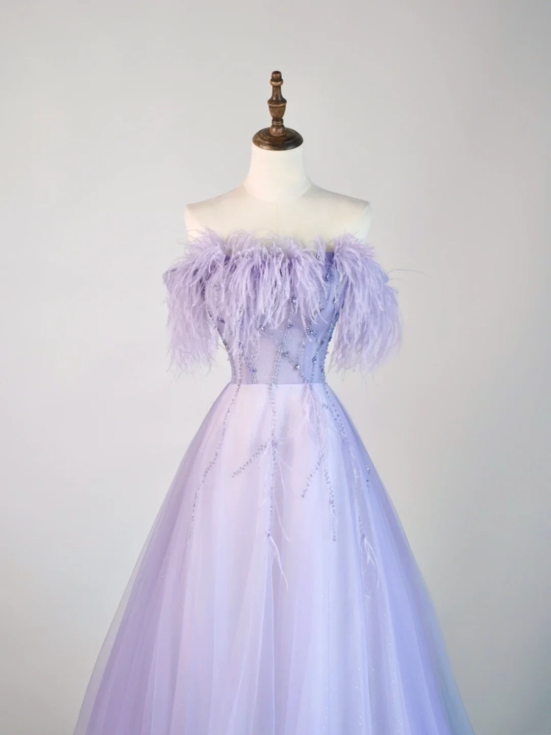 Robe de bal bustier en tulle lilas ornée de plumes, robe longue de soirée élégante et tendance pour le lycée, tenue de fête, robe de bal N678