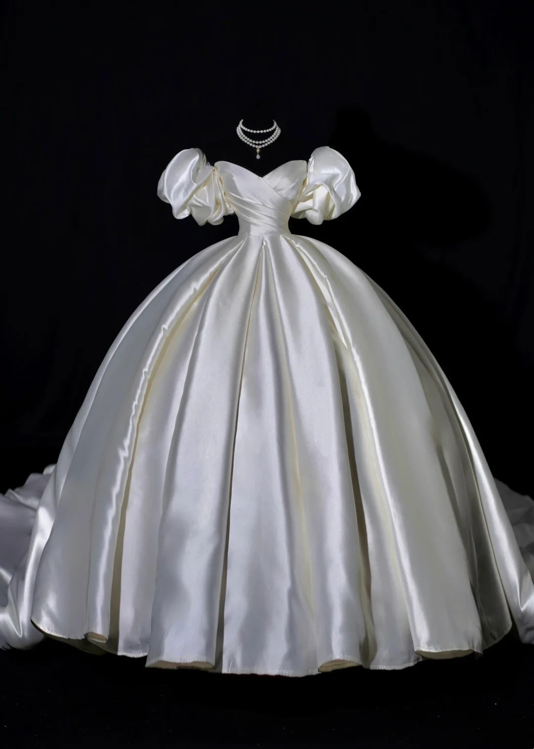 Robe de mariée simple, robe de bal, épaules dénudées, manches courtes, satin plissé, robe de mariée longue et cintrée AB2532