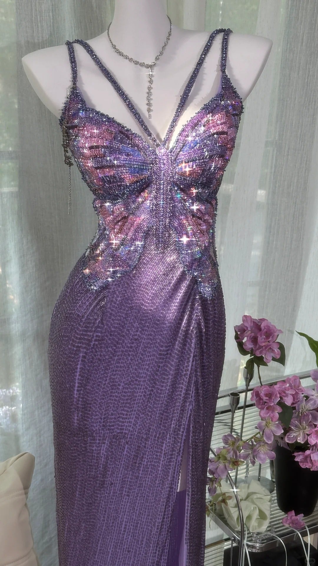 Elegante Ballkleider Meerjungfrau Spaghettiträger Lila Pailletten Schlitz Bodenlang Formelle Abendgarderobe N3532