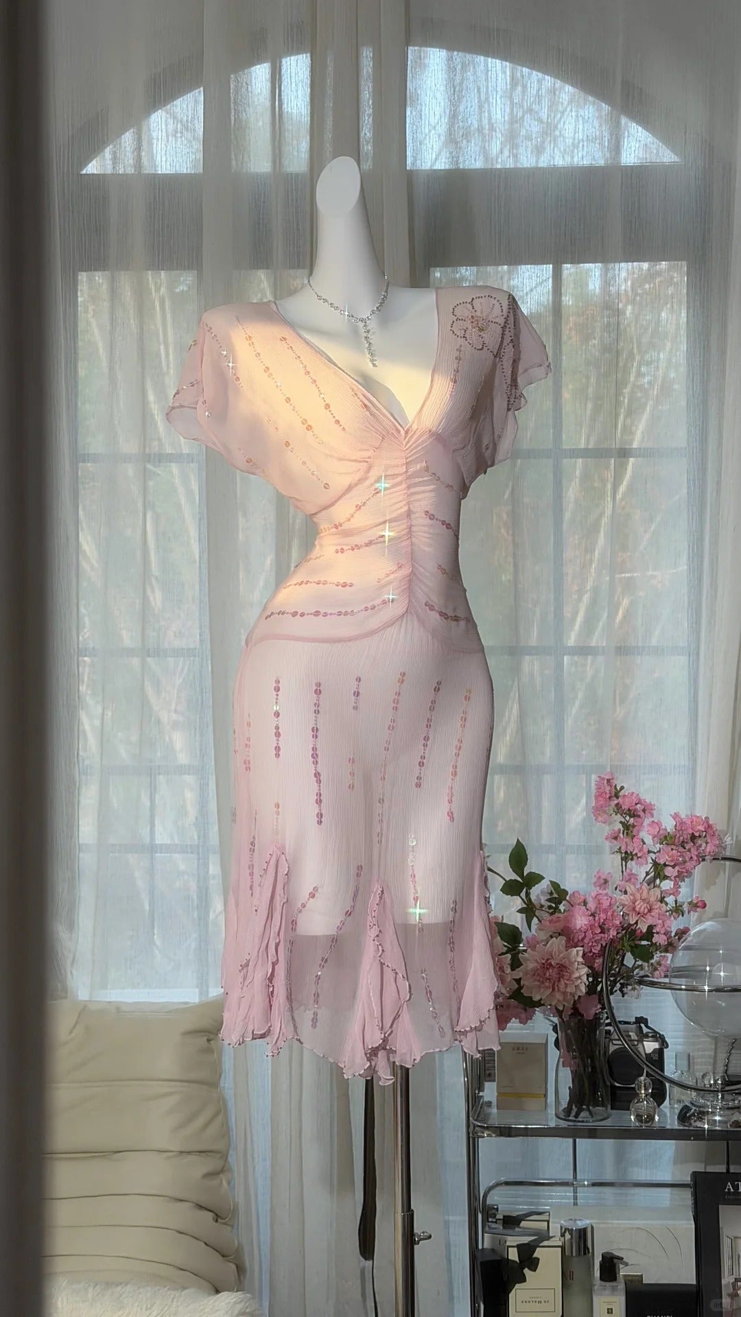 Süßes Etui-Kleid mit V-Ausschnitt, pinkfarbenem Chiffon, kurze Ideen für Damen zum 16. Geburtstag, Homecoming Outfits N3540