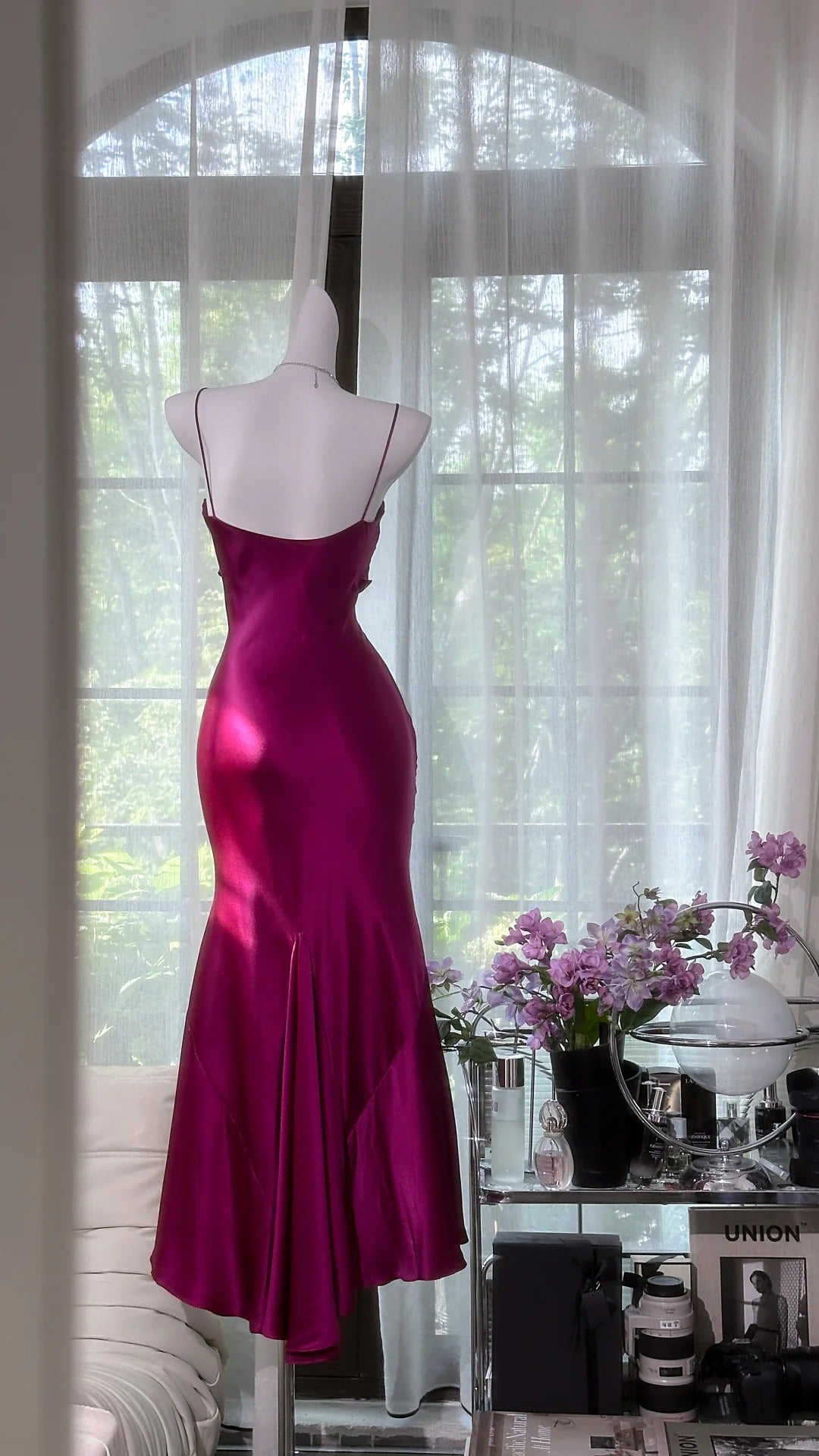 Bescheidene Ballkleider Meerjungfrau Spaghettiträger Satin Ärmellos Schlitz Teelänge Abendoutfits N3569