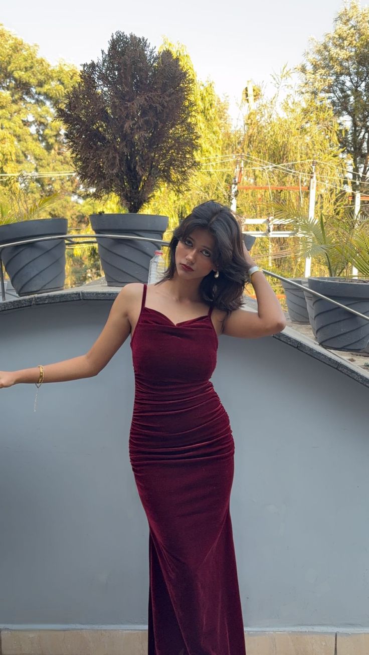 Sexy Meerjungfrauen-Abendkleid aus burgunderrotem Samt mit Spaghettiträgern – Inspiration für formelle Partys und Abschlussbälle (Modell N175)