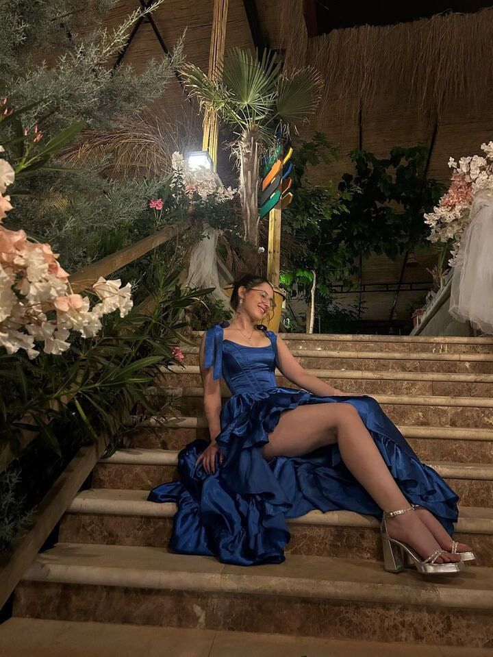 Robe de bal corsetée en satin bleu foncé sur mesure, robe de princesse à volants et fentes, robe de soirée élégante AB652