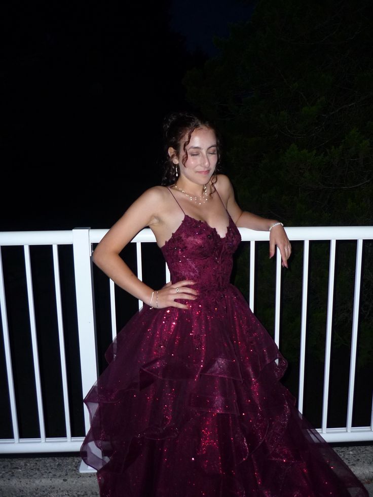 Einzigartiges Ballkleid mit Spaghettiträgern, weinroter Tüll mit Spitzenapplikationen, langes Abendkleid AB553