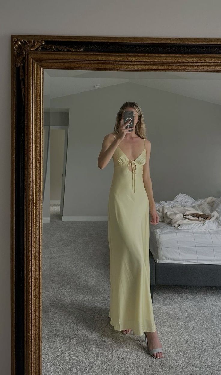 Robe longue d'été jaune en satin soyeux, coupe trapèze, bretelles spaghetti, style classique, idéale pour un bal de fin d'année ou un mariage printanier (N1399)