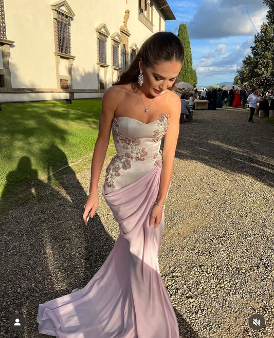 Magnifique robe de bal longue rose sirène à décolleté cœur et sequins, ornée de gants. Inspiration tenue de soirée N247