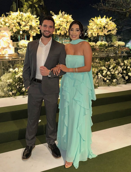 Elegantes, trägerloses, gestuftes, langes, formelles Abendkleid aus blauem Chiffon in A-Linie mit Schal, ideal für Dinnerpartys und festliche Anlässe. AB2021