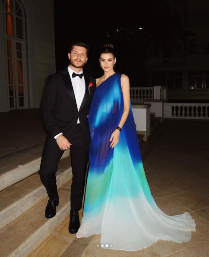 Robe de bal longue et élégante AB389, coupe trapèze, une épaule dénudée, en mousseline de soie à dégradé multicolore vert et bleu
