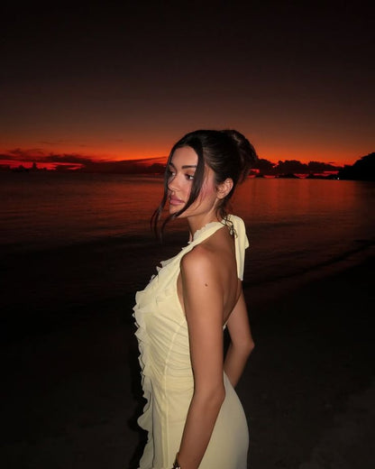 Langes, ärmelloses Abendkleid mit Rüschen, Neckholder, tiefem Ausschnitt und freiem Rücken – auch als Urlaubs- oder Hochzeitsgastkleid geeignet (Modell N251).