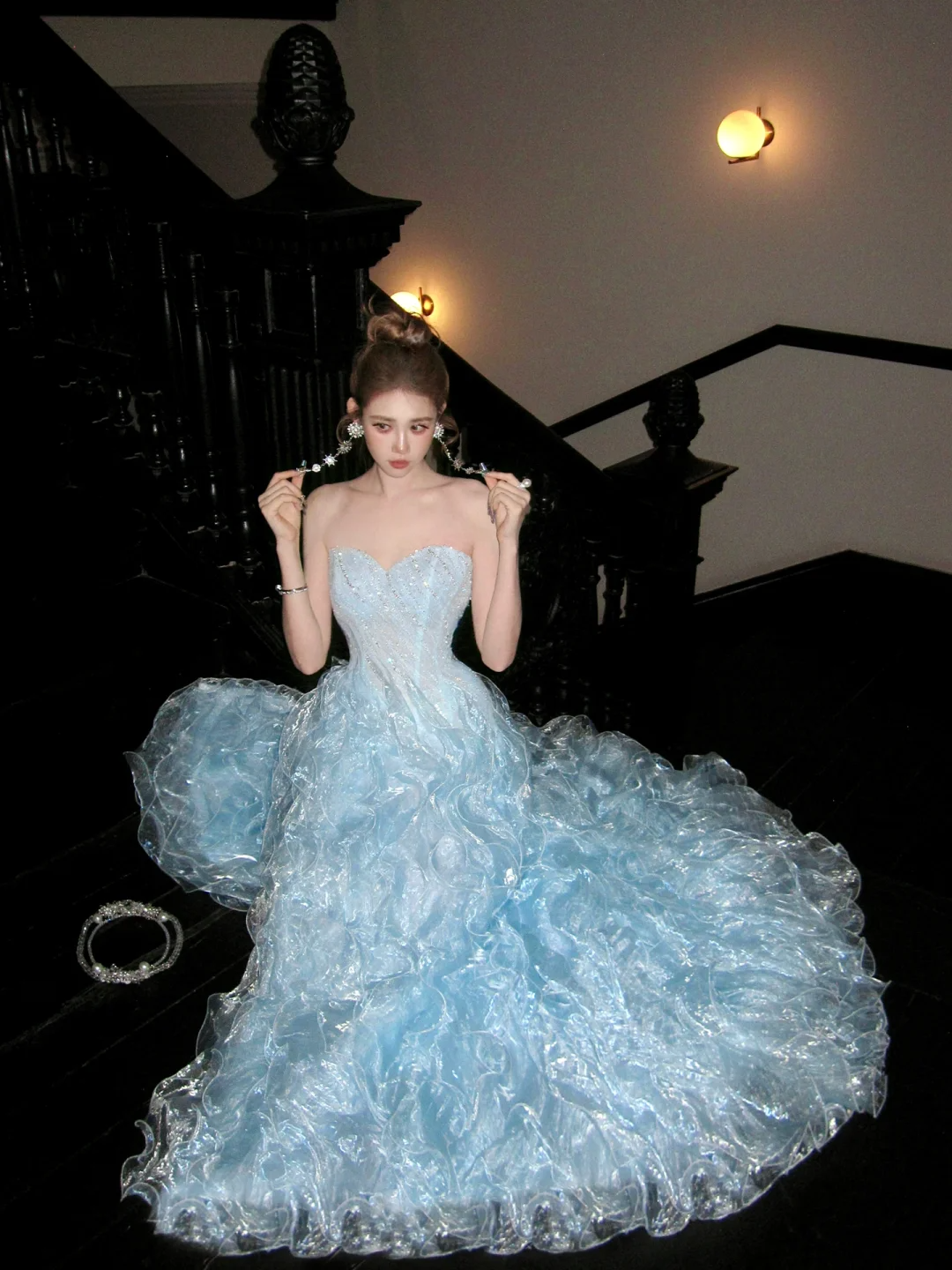 Elegantes, schulterfreies Ballkleid aus blauem Organza mit langen Cape-Ärmeln, gestuftem Lagenrock, ästhetisches langes Abendkleid für Abschlussfeiern N054