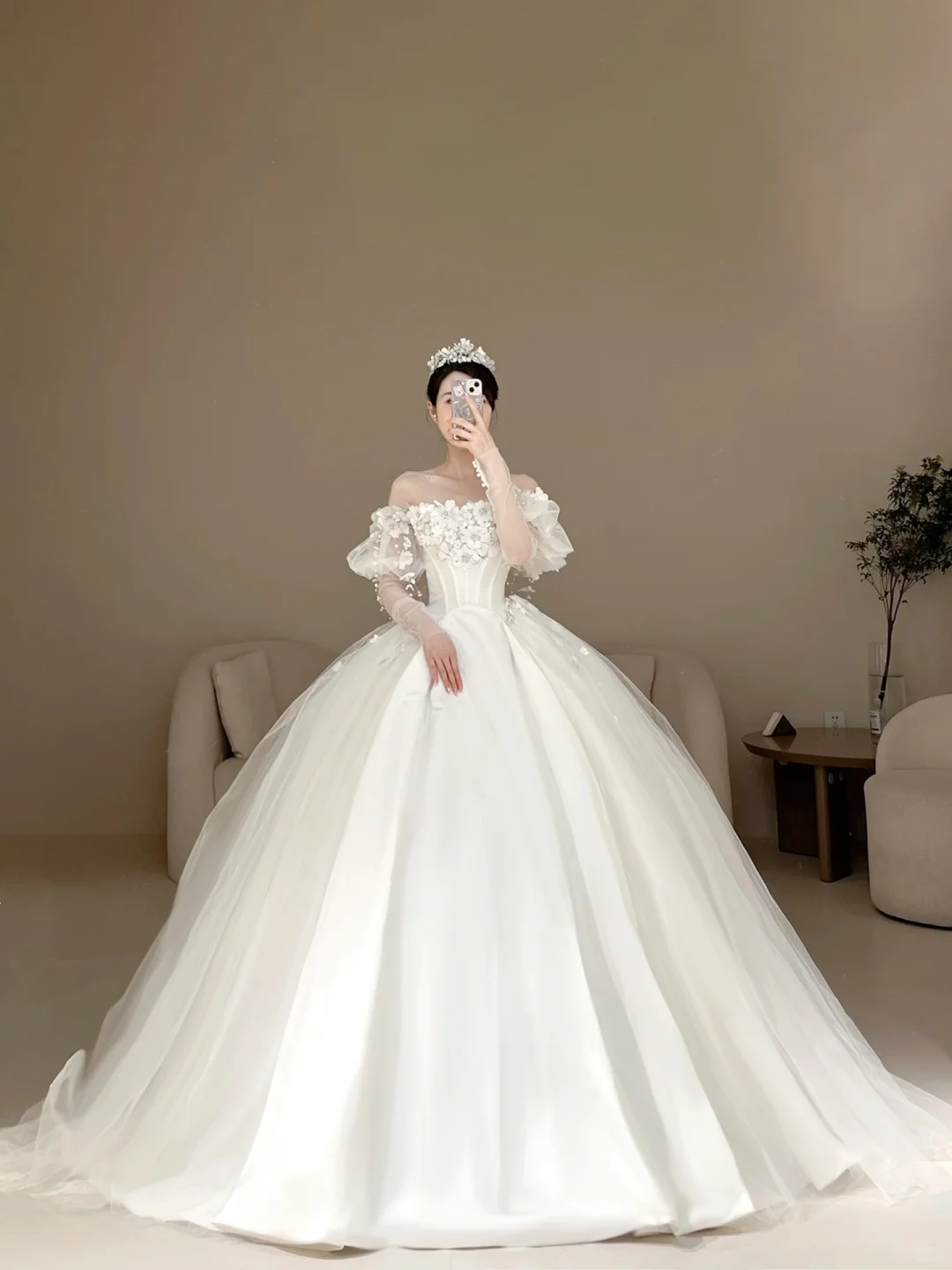 Zeitloses weißes Brautkleid für Damen mit langen Ärmeln, Spitzenapplikationen, schulterfreiem Schnitt, Ballkleid AB912