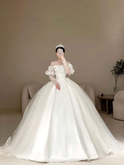 Zeitloses weißes Brautkleid für Damen mit langen Ärmeln, Spitzenapplikationen, schulterfreiem Schnitt, Ballkleid AB912