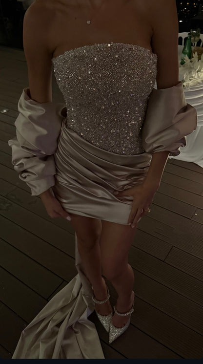 Tenues d'anniversaire courtes en satin bustier tendance avec cape, idées de robes de bal de rentrée et robes de soirée RB4114