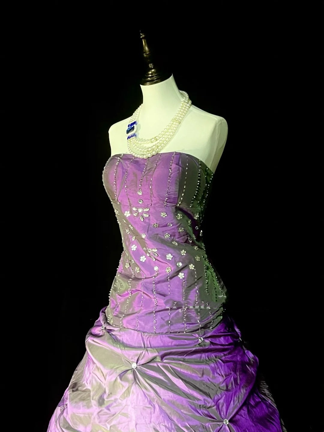 Elegantes, trägerloses Ballkleid aus lila Taft im Stil der 80er Jahre – Inspiration für lange Abendkleider, Vintage-Abendkleider N1303