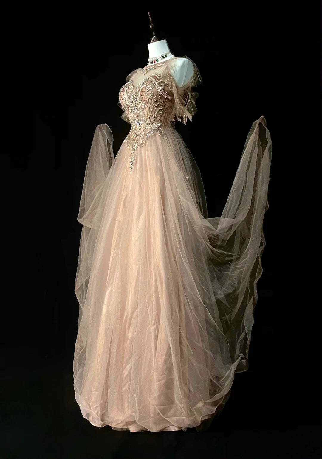 Robe de bal longue en tulle champagne à corsage perlé, coupe trapèze, style modeste, idéale pour les jeunes filles (N1301).
