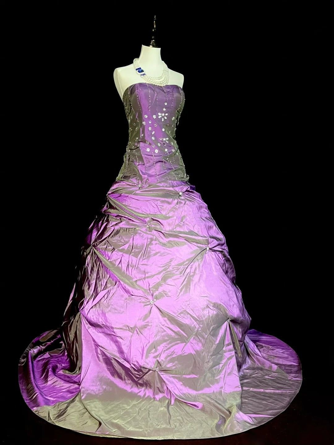 Elegantes, trägerloses Ballkleid aus lila Taft im Stil der 80er Jahre – Inspiration für lange Abendkleider, Vintage-Abendkleider N1303