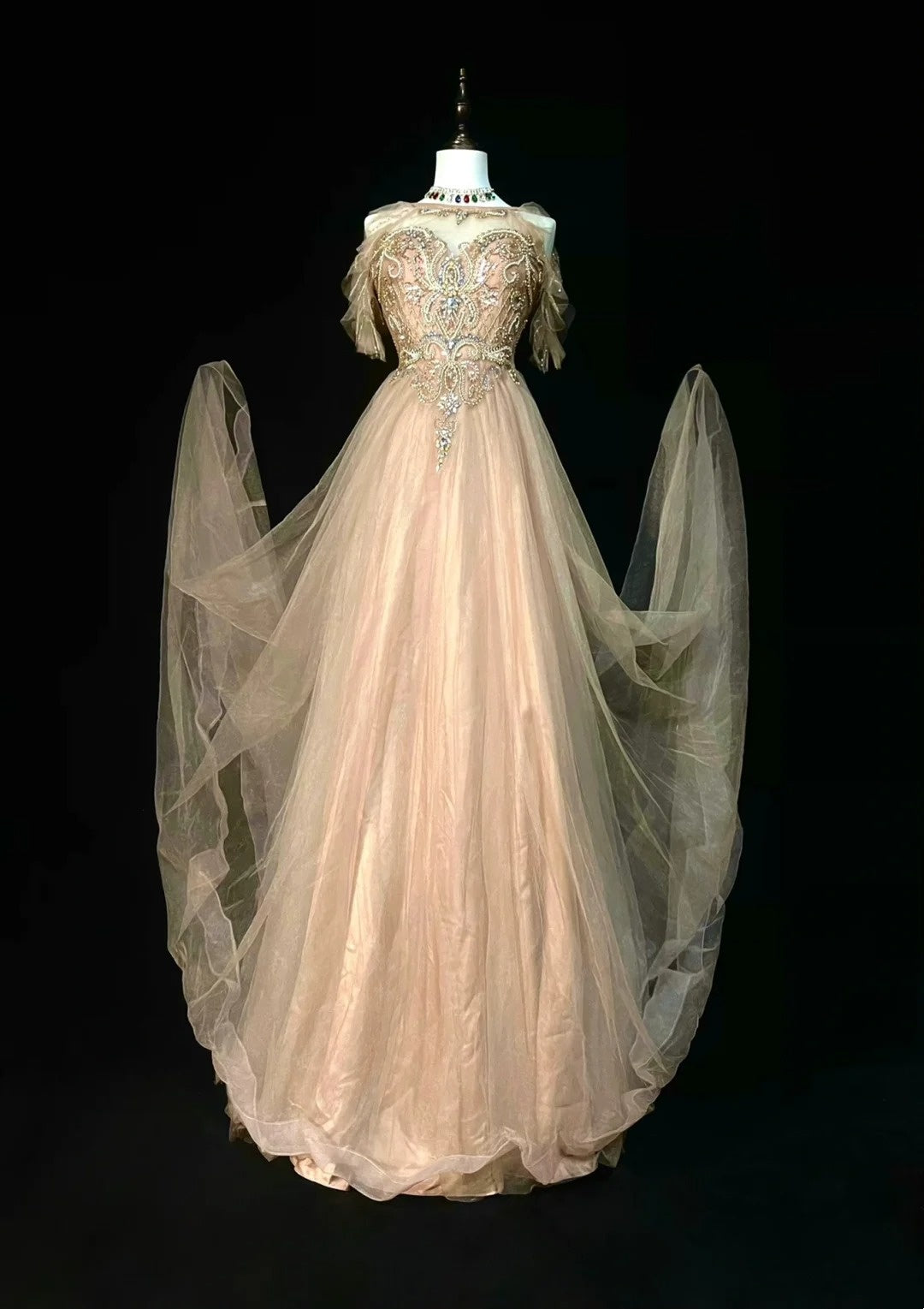 Robe de bal longue en tulle champagne à corsage perlé, coupe trapèze, style modeste, idéale pour les jeunes filles (N1301).