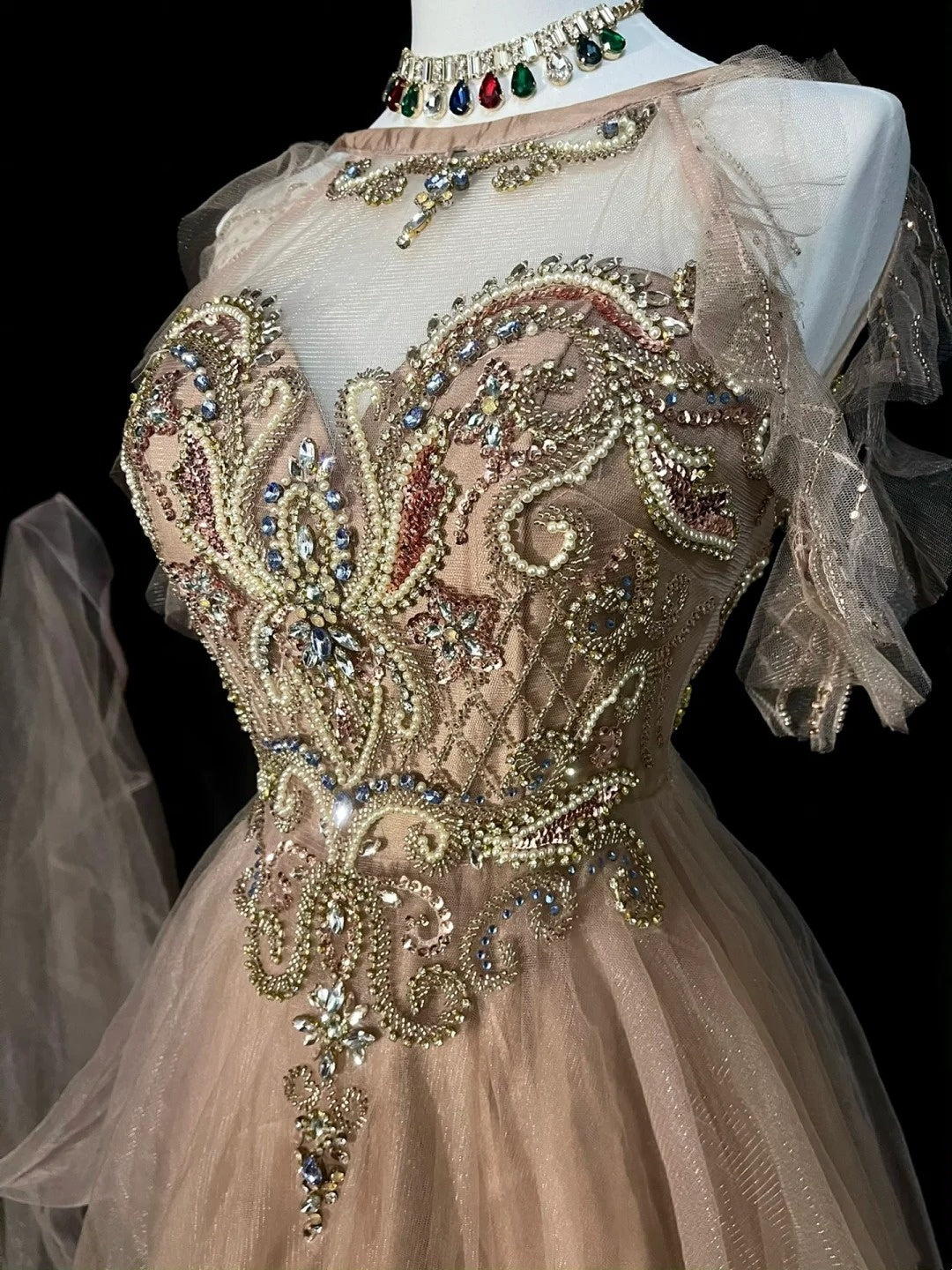 Robe de bal longue en tulle champagne à corsage perlé, coupe trapèze, style modeste, idéale pour les jeunes filles (N1301).