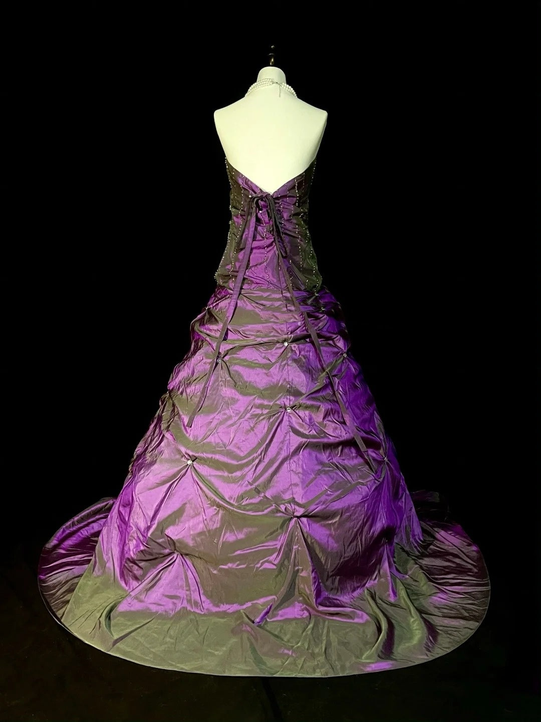 Elegantes, trägerloses Ballkleid aus lila Taft im Stil der 80er Jahre – Inspiration für lange Abendkleider, Vintage-Abendkleider N1303
