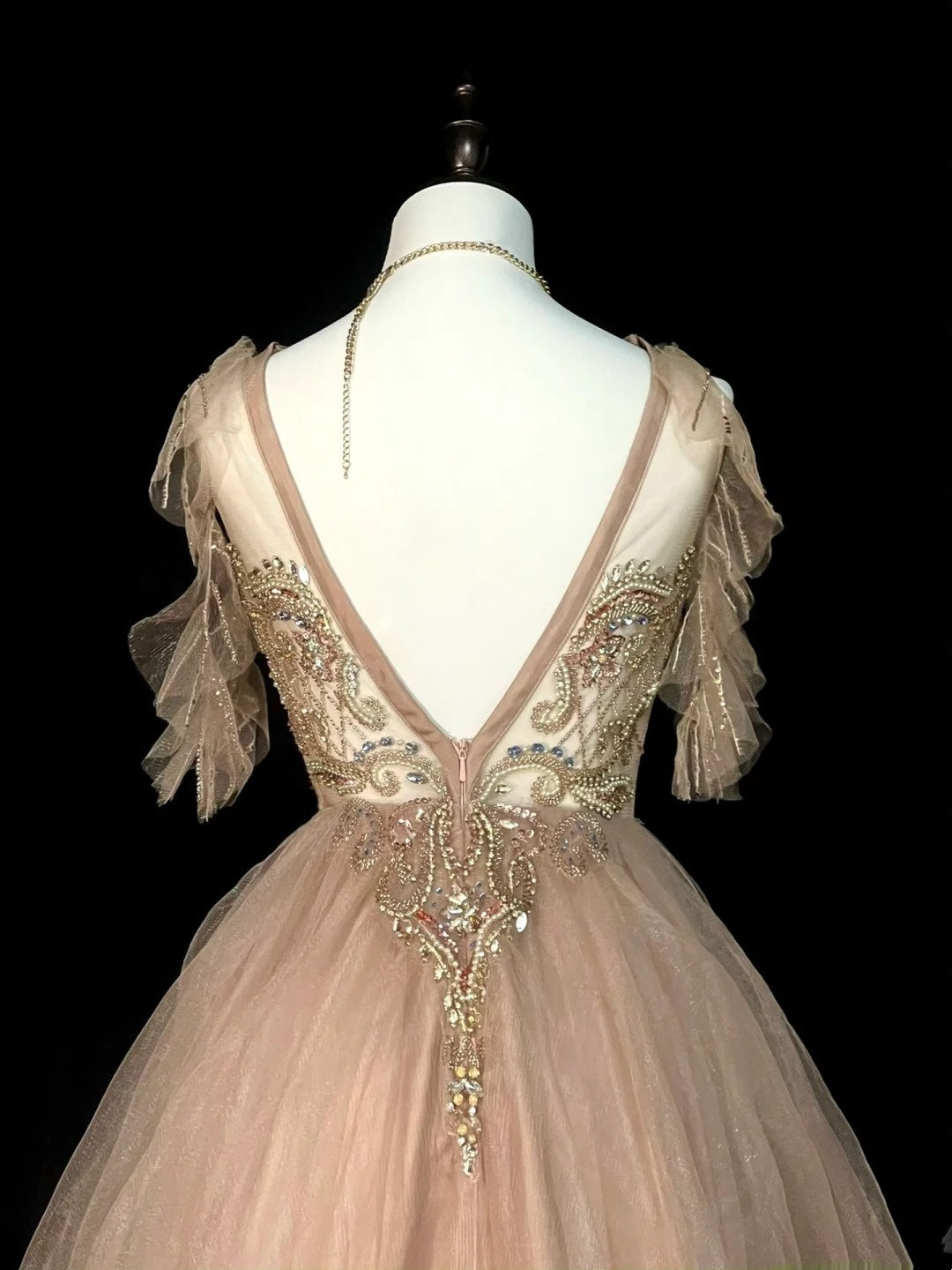 Robe de bal longue en tulle champagne à corsage perlé, coupe trapèze, style modeste, idéale pour les jeunes filles (N1301).