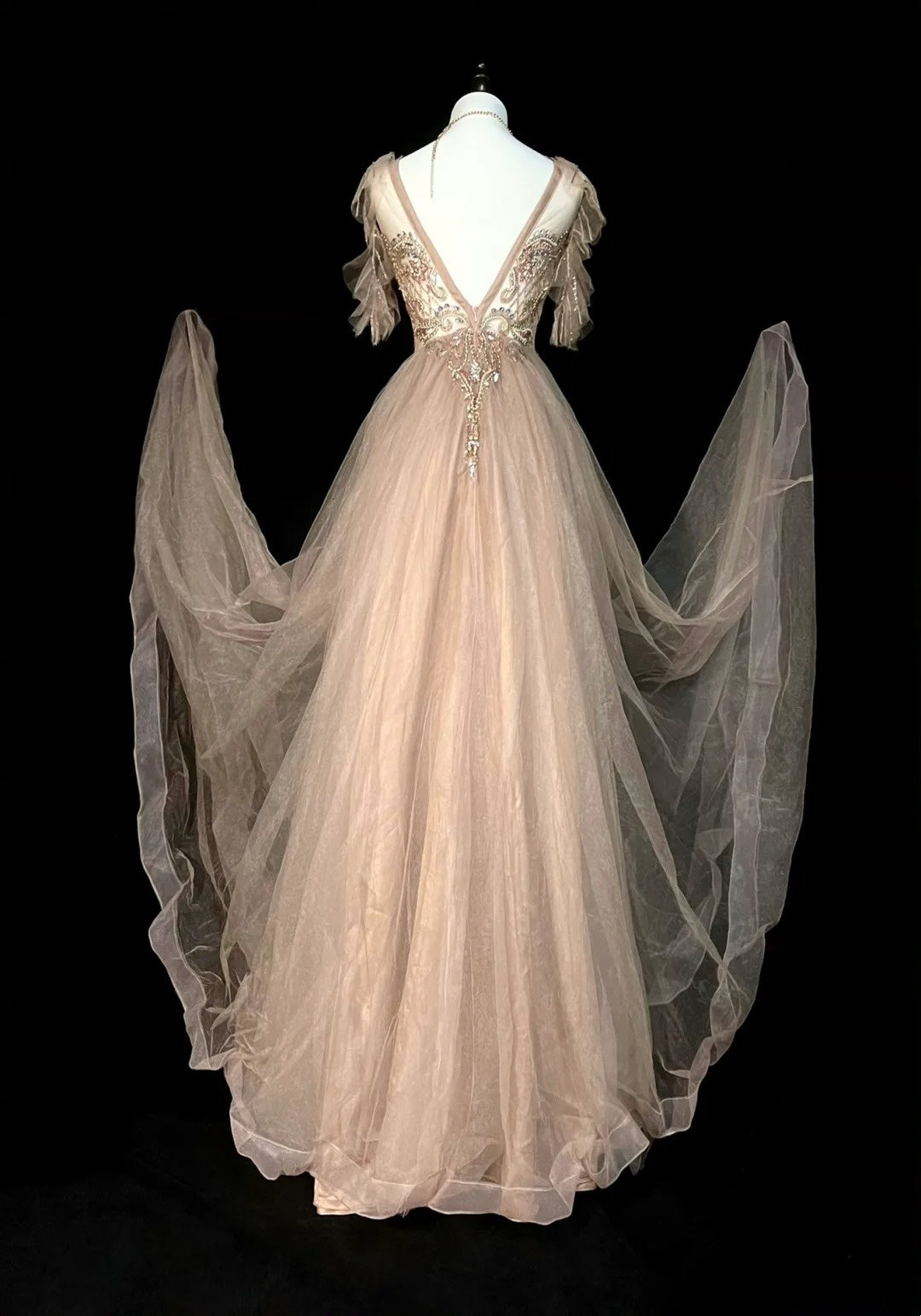 Robe de bal longue en tulle champagne à corsage perlé, coupe trapèze, style modeste, idéale pour les jeunes filles (N1301).