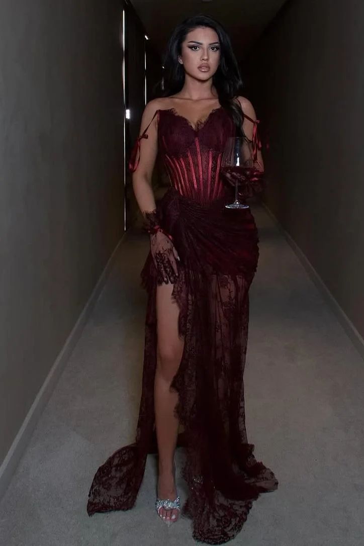 Robe de bal élégante sirène à fines bretelles en dentelle bordeaux avec fente sur la jambe, idéale pour les jeunes filles et les adolescents. Robe de soirée formelle pour un 18e anniversaire (AB795)