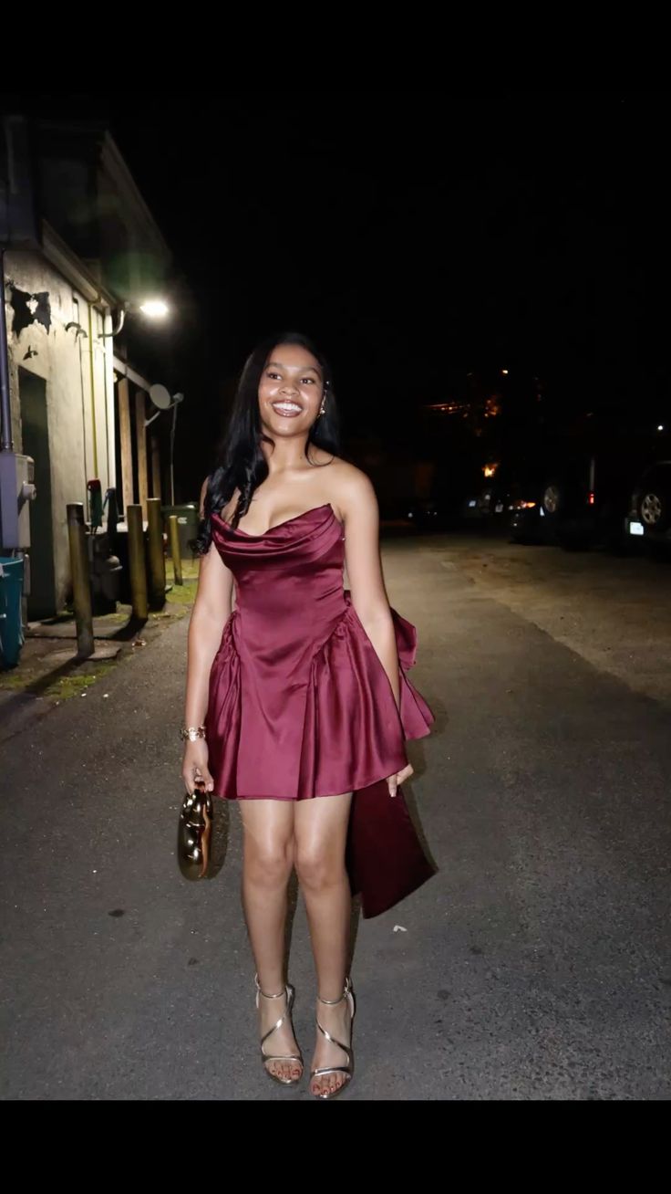 Hübsches Ballkleid Trägerloses Burgunderrot Satin Mini Homecoming Kleider Kurze Outfits zum 16. Geburtstag RB4216