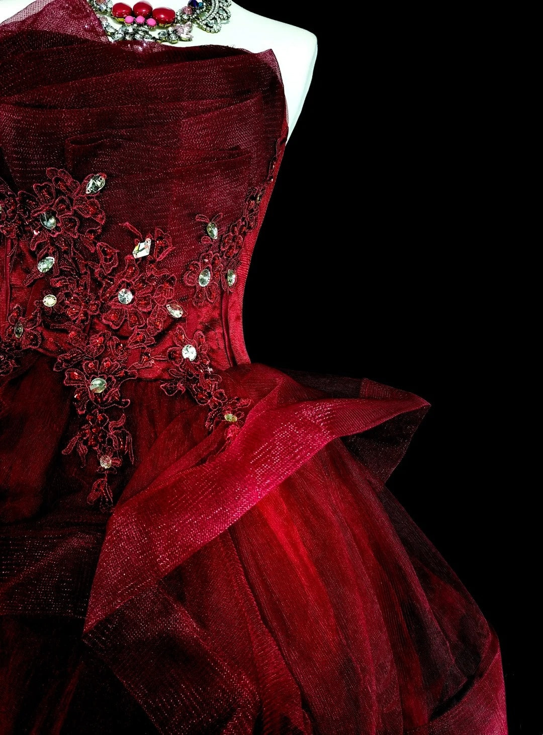 Jolie Robe de Bal Bustier en Tulle Bordeaux avec Appliques Courte Mini Robe de Soirée N2387