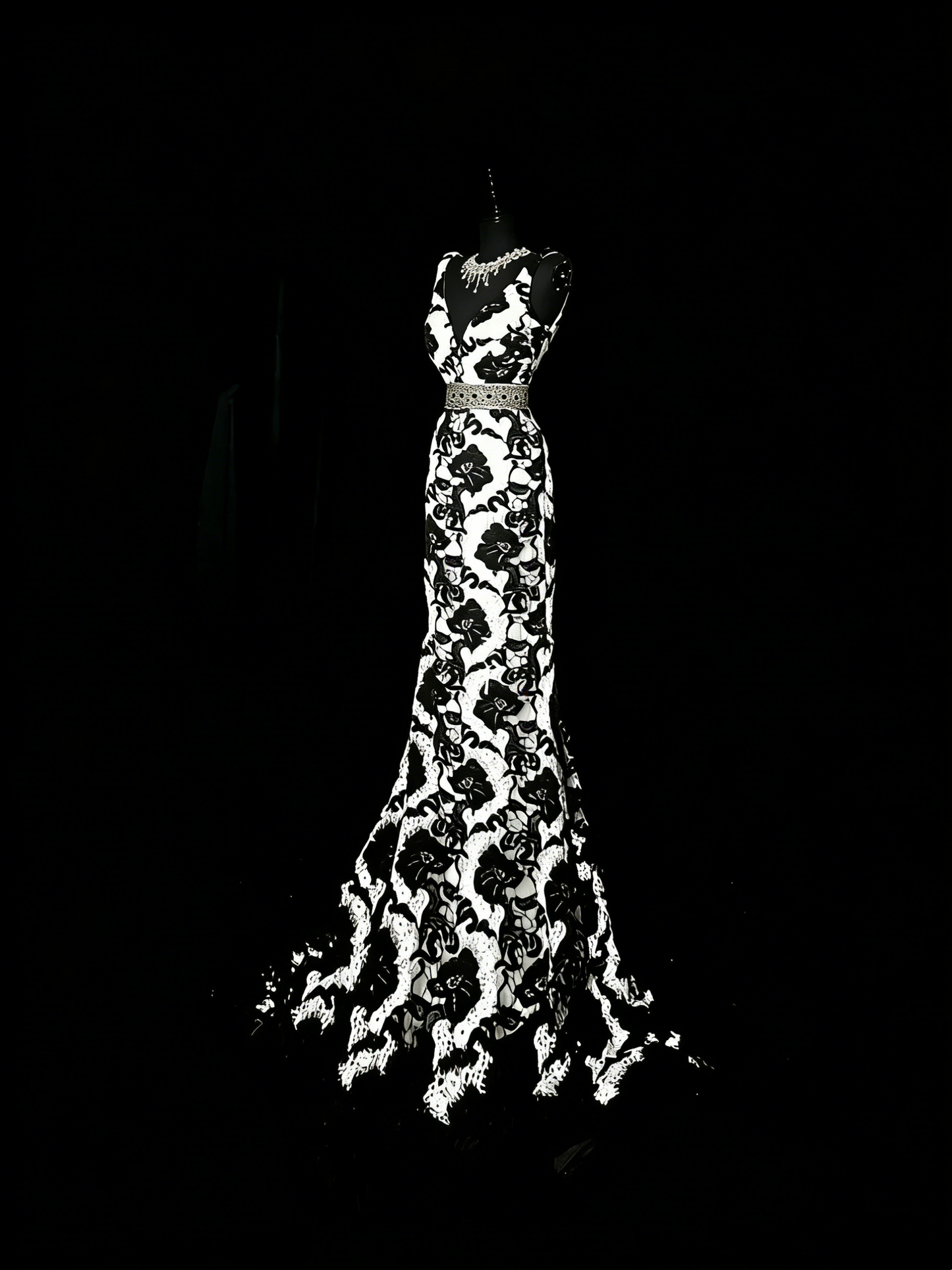 Robe de bal longue sirène à col en V en satin noir à fleurs, style modeste, pour adolescentes (N1188)