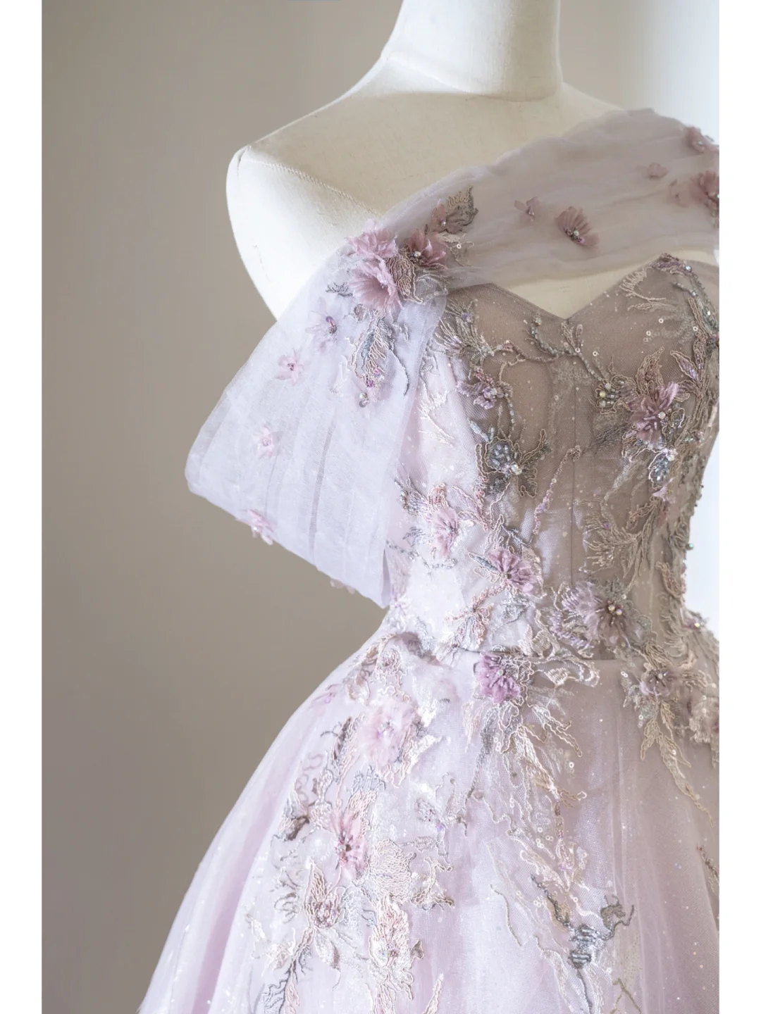 Robe de bal unique sans bretelles en tulle lilas à plusieurs volants, longue et élégante, idéale pour un bal de fin d'année, une quinceañera ou un anniversaire de 15 ou 16 ans (AB903)