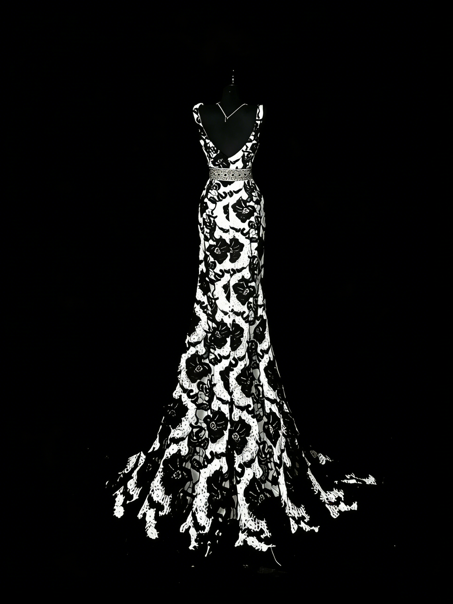 Robe de bal longue sirène à col en V en satin noir à fleurs, style modeste, pour adolescentes (N1188)
