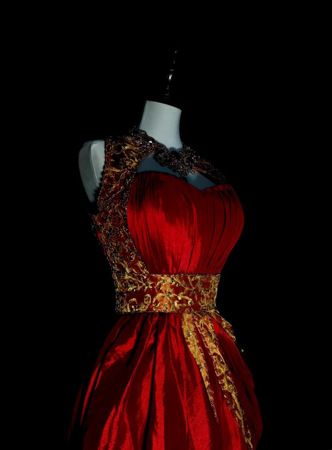 Elegantes, ärmelloses, bordeauxrotes A-Linien-Abendkleid mit goldenen Applikationen und goldenen Applikationen, langes Abendkleid für die Oberstufe (N1369)
