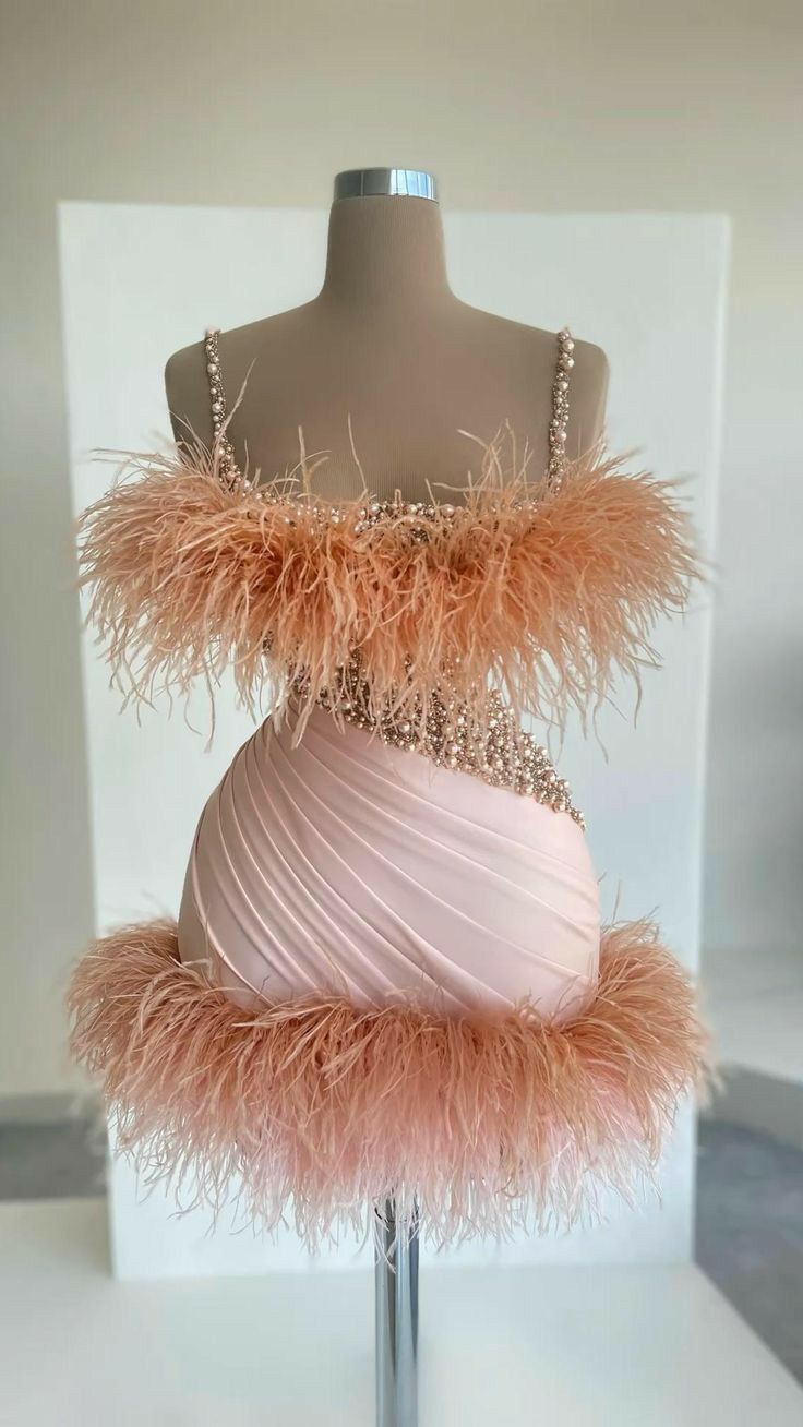 Niedliches figurbetontes Spaghettiträger-Kleid in Pink mit Perlen und Federn, kurze Inspo, Hoco-Kleid-Ideen, Ballkleider RB4087