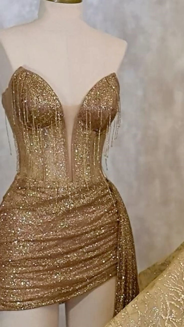 Glitzernde Etui-Abschlusskleid mit Herzausschnitt aus goldenen Pailletten Mini Senior Inspo Kurzes Heimkehrkleid RB3140