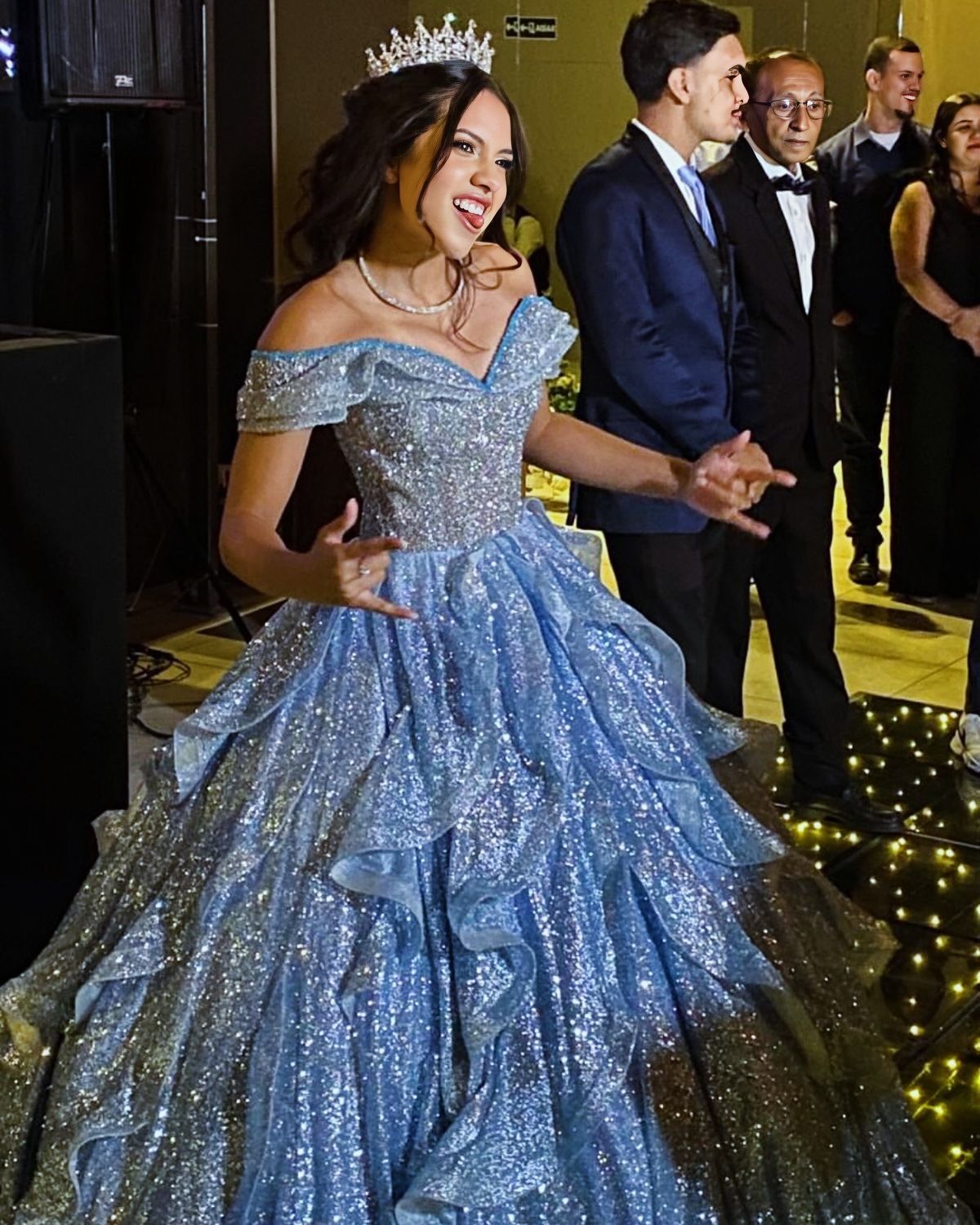 Robe de bal bleu clair à épaules dénudées, ornée de sequins, idéale pour une quinceañera, un anniversaire de luxe ou une soirée Sweet 15/16 (AB1728).