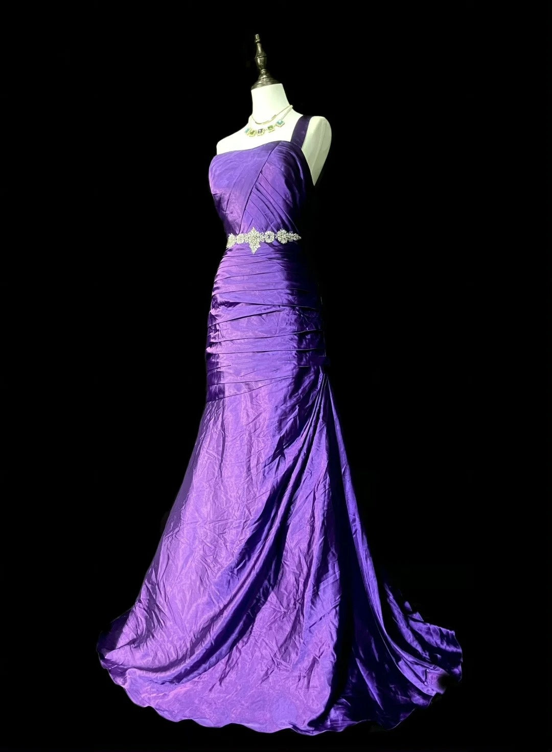 Robe de bal longue sirène vintage asymétrique en satin raisin, années 90, ornée de perles, référence N1376