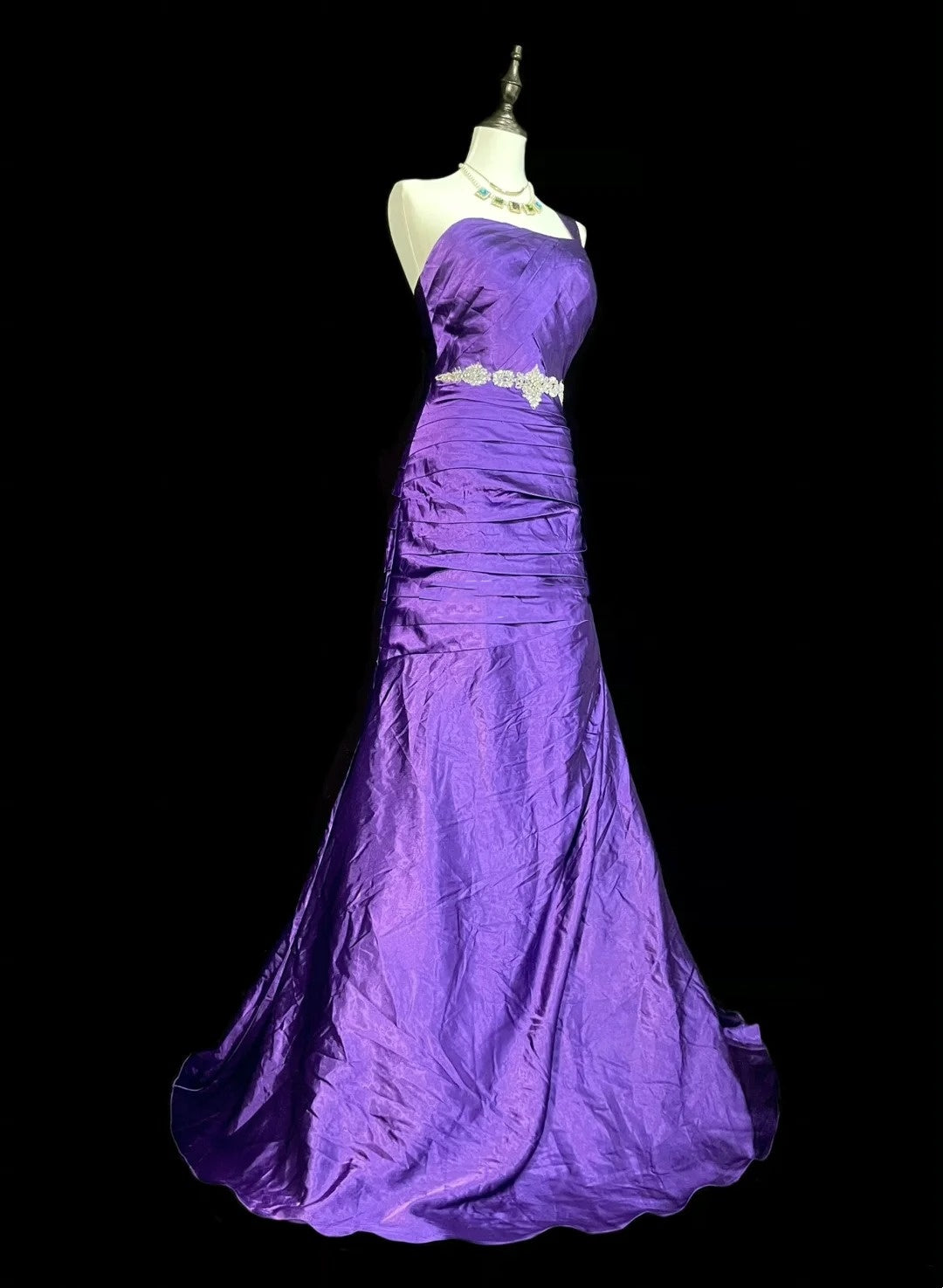 Robe de bal longue sirène vintage asymétrique en satin raisin, années 90, ornée de perles, référence N1376