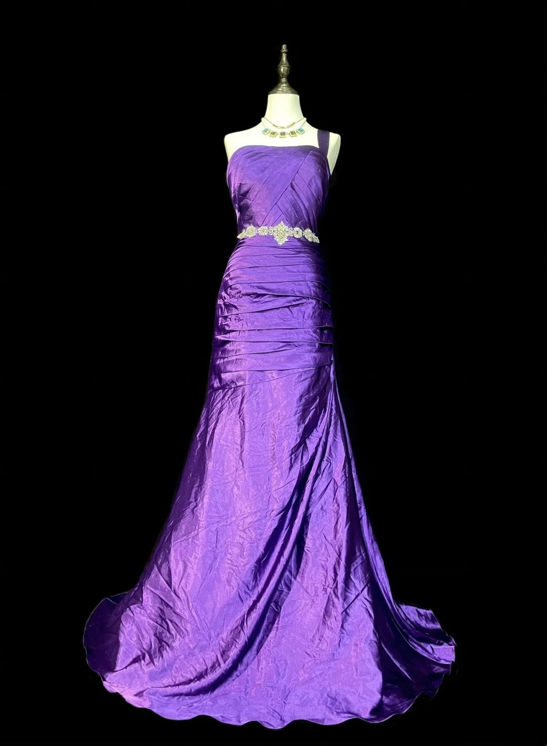 Robe de bal longue sirène vintage asymétrique en satin raisin, années 90, ornée de perles, référence N1376