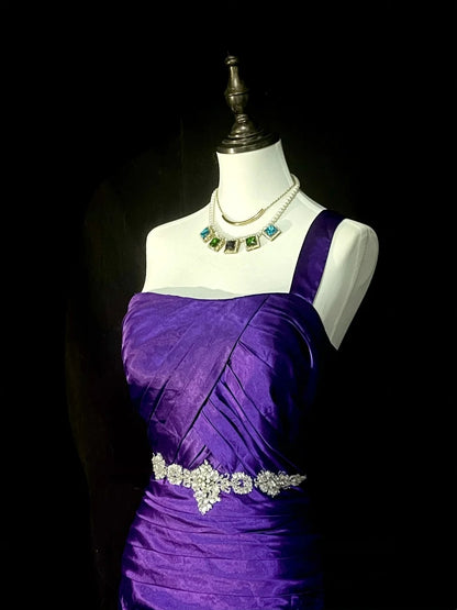 Robe de bal longue sirène vintage asymétrique en satin raisin, années 90, ornée de perles, référence N1376