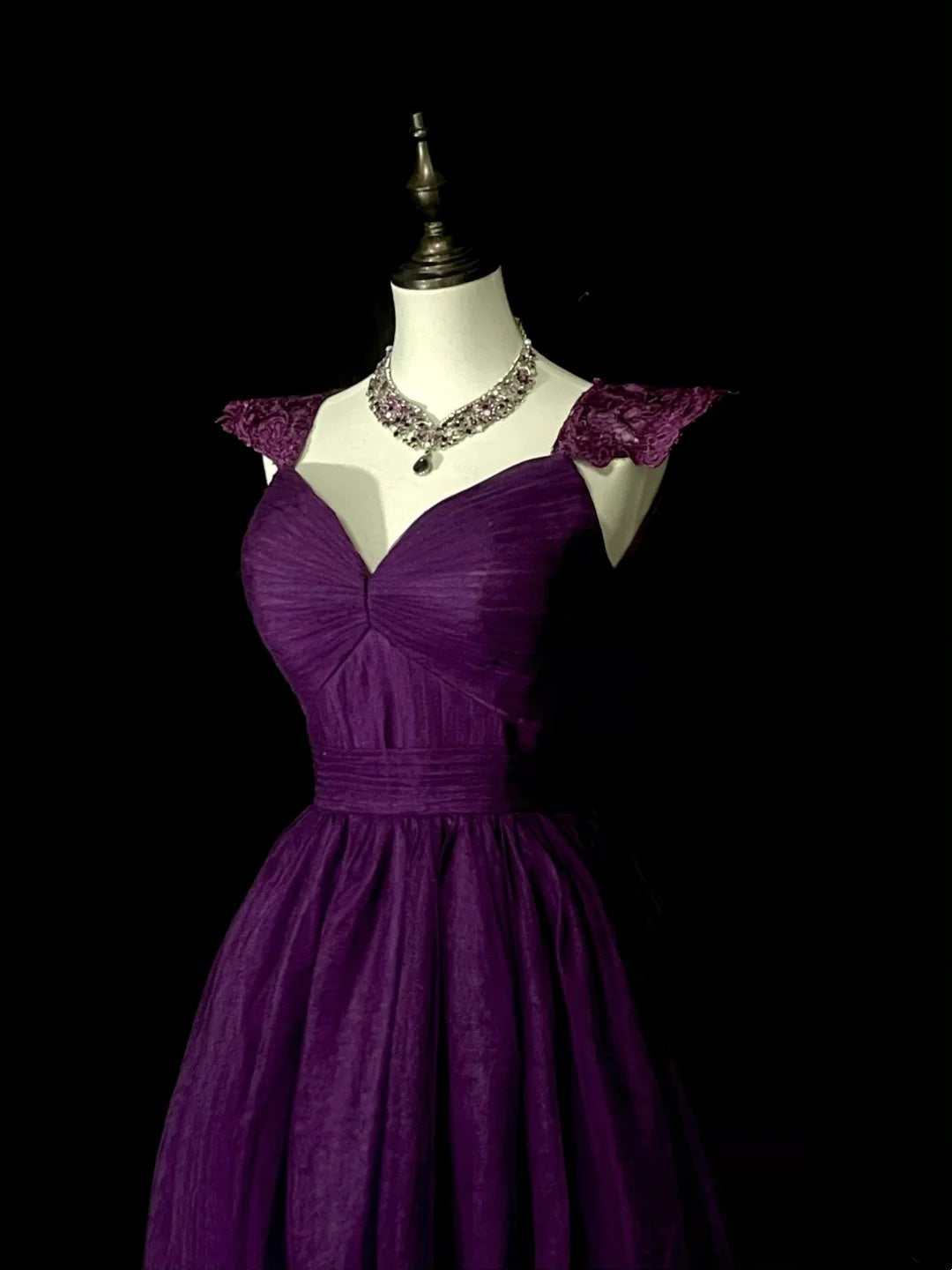 Robe de bal de fin d'année sobre, coupe trapèze, décolleté cœur, en mousseline de soie couleur raisin, sans manches, modèle N1377