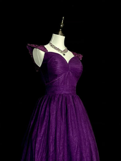 Robe de bal de fin d'année sobre, coupe trapèze, décolleté cœur, en mousseline de soie couleur raisin, sans manches, modèle N1377