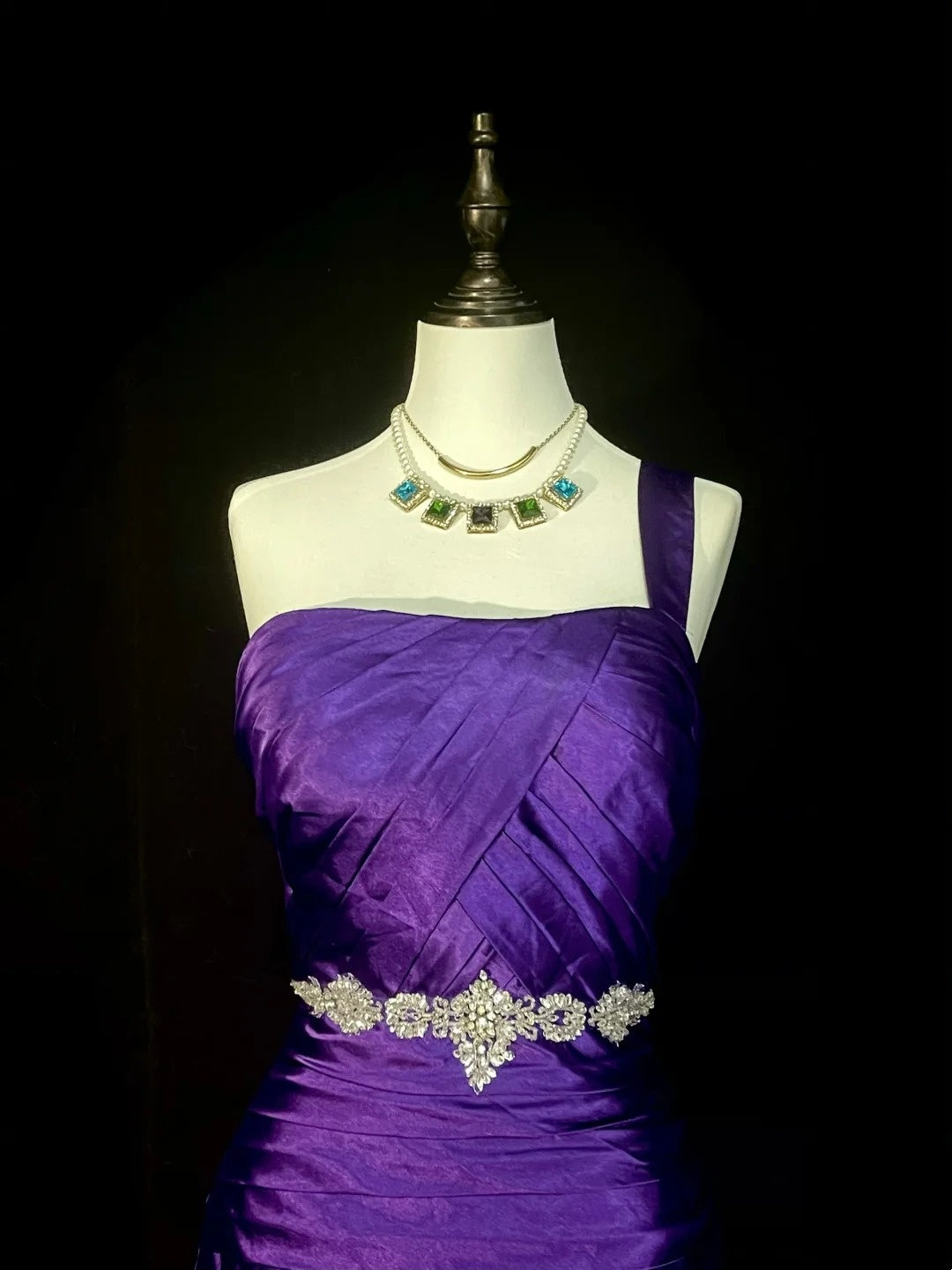 Robe de bal longue sirène vintage asymétrique en satin raisin, années 90, ornée de perles, référence N1376